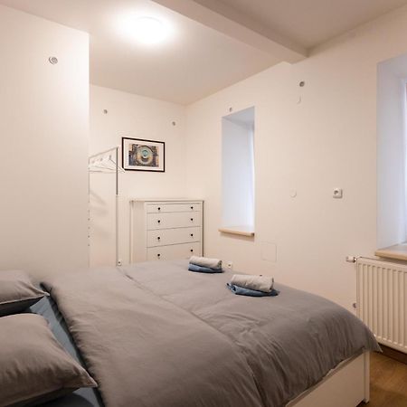 Spacious Apartment In Quiet Courtyard Near Charles Bridge Прага Екстериор снимка
