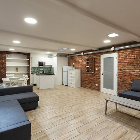 Spacious Apartment In Quiet Courtyard Near Charles Bridge Прага Екстериор снимка