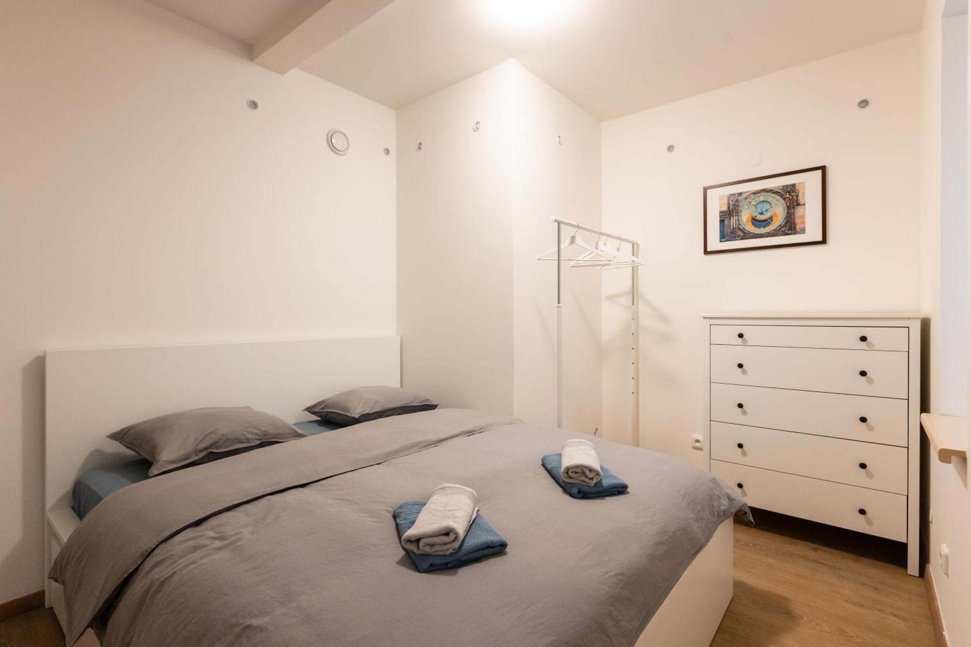 Spacious Apartment In Quiet Courtyard Near Charles Bridge Прага Екстериор снимка