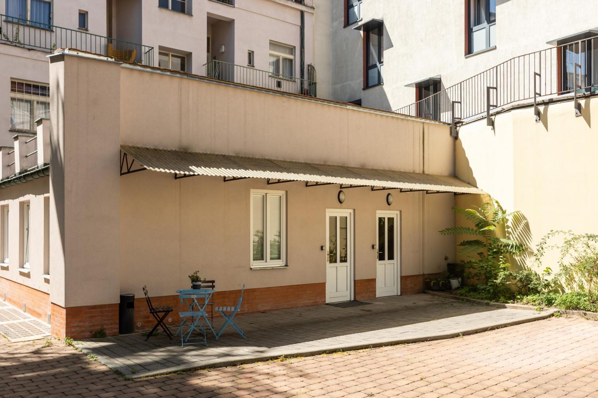 Spacious Apartment In Quiet Courtyard Near Charles Bridge Прага Екстериор снимка