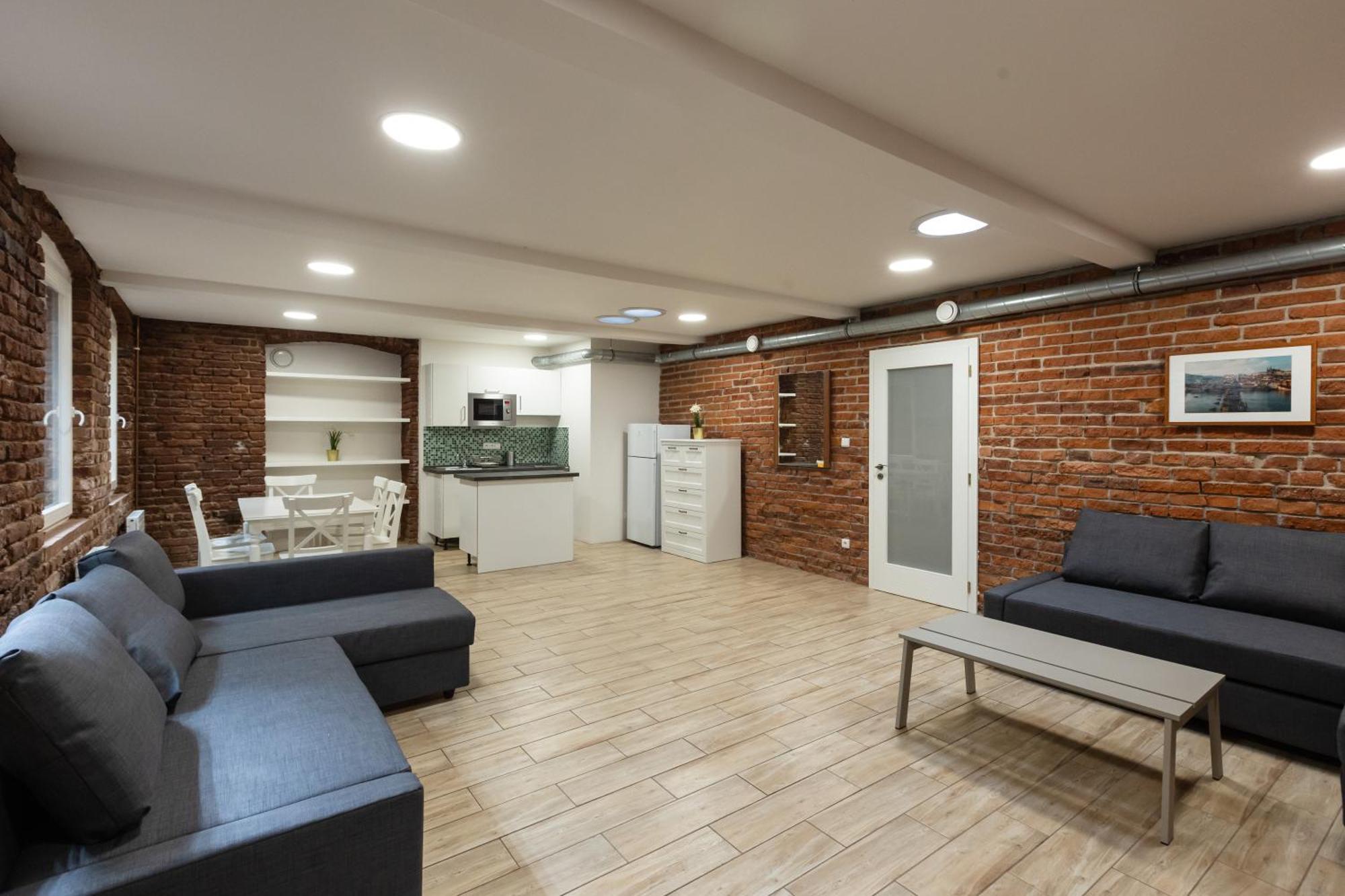 Spacious Apartment In Quiet Courtyard Near Charles Bridge Прага Екстериор снимка